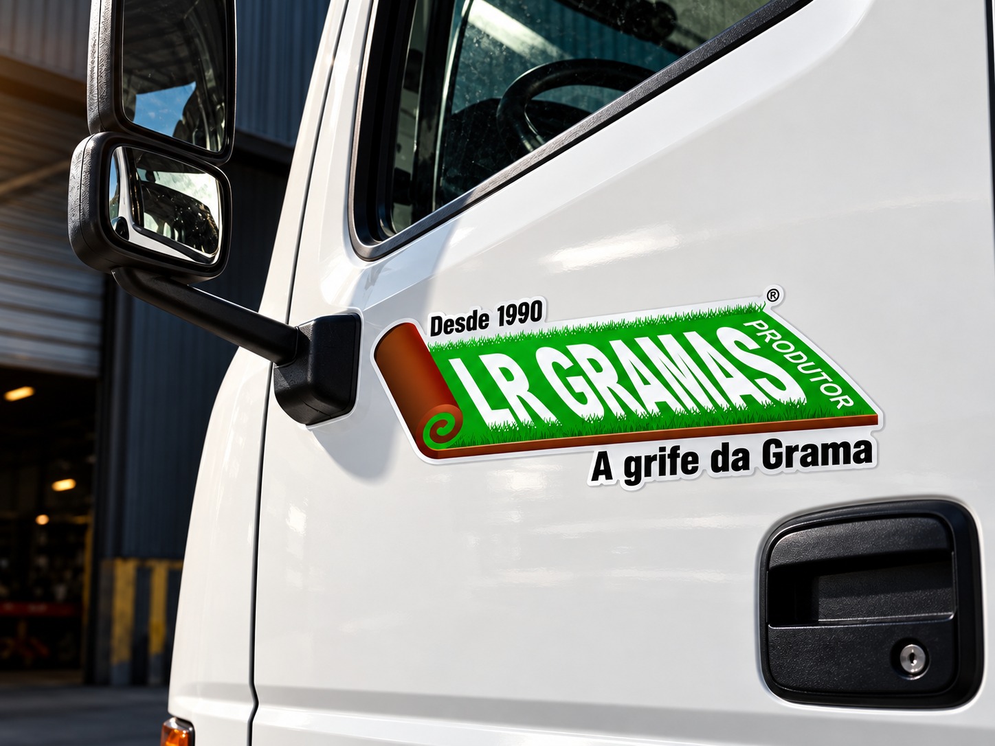 Adesivo resinado com resina PU com a logomarca do cliente aplicado na porta de um caminhão